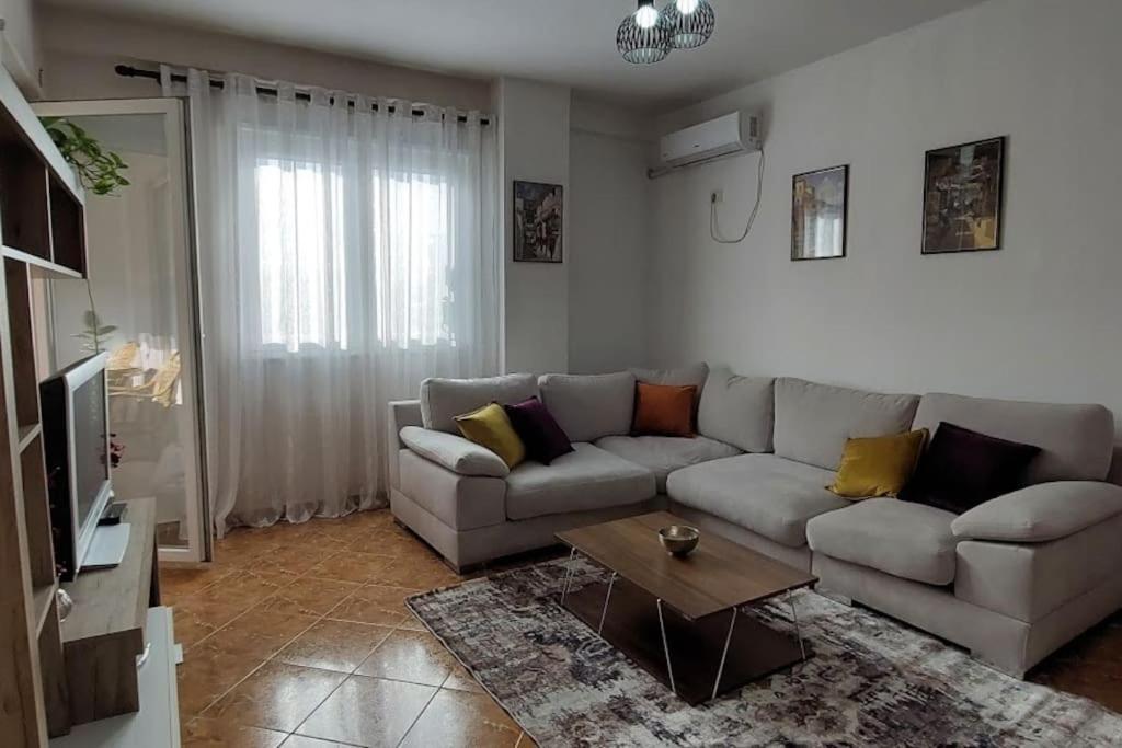 Cozy Sunlit Apartment With Scenic Balcony View 地拉那 外观 照片