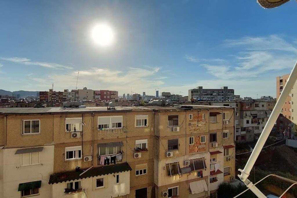 Cozy Sunlit Apartment With Scenic Balcony View 地拉那 外观 照片