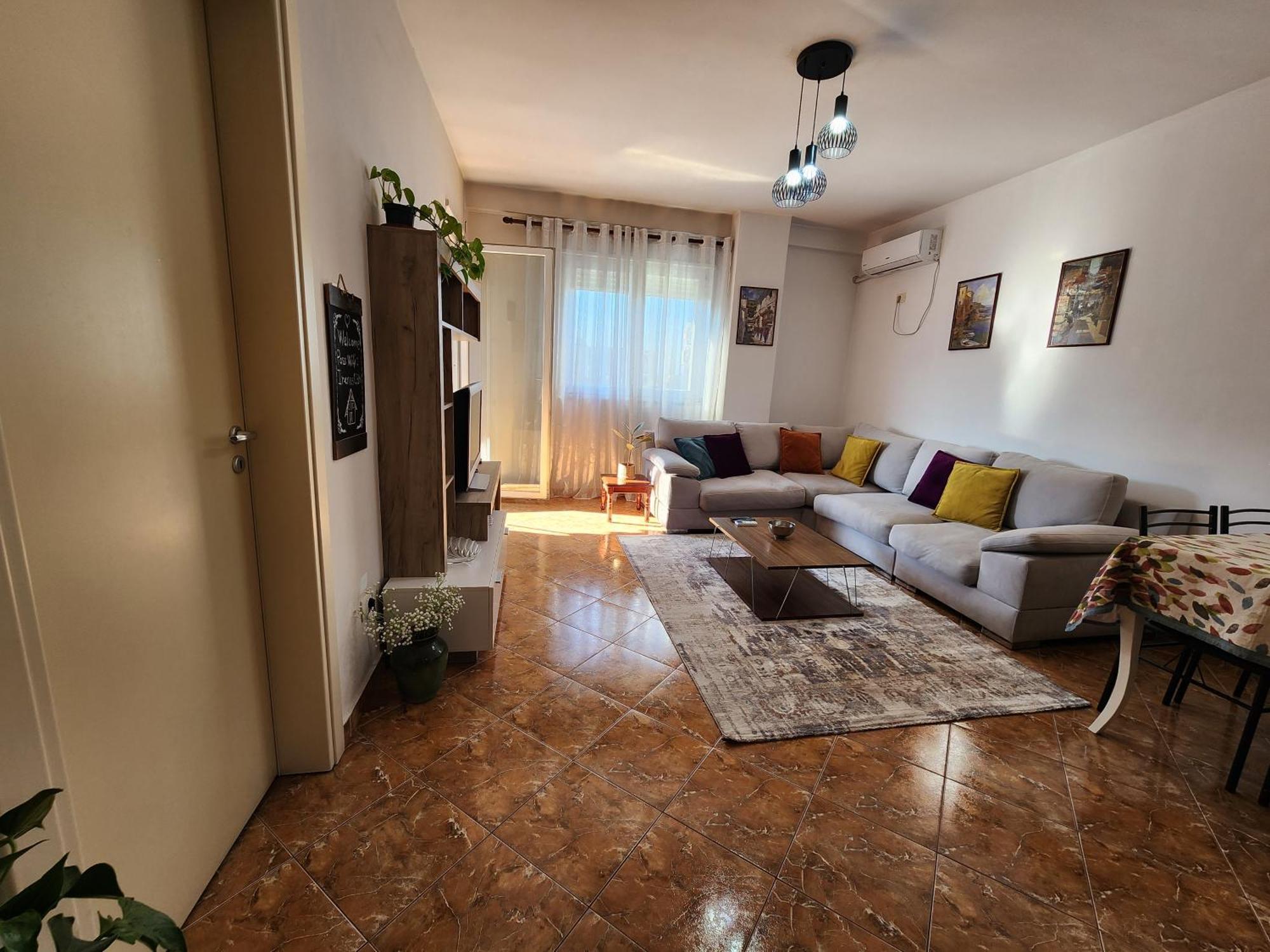 Cozy Sunlit Apartment With Scenic Balcony View 地拉那 外观 照片